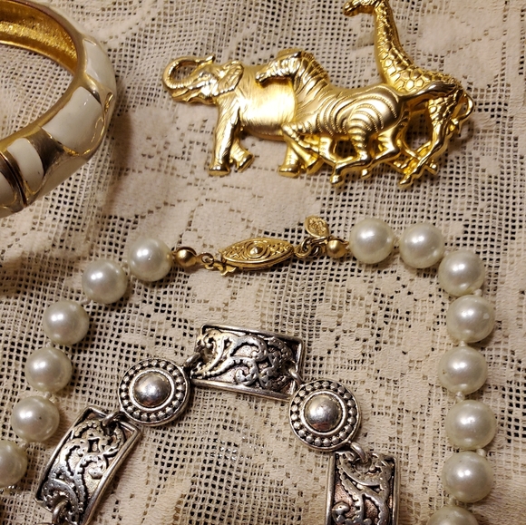 8 pc lot Vintage 90s Gold Premiere Collection Jewelry Brooch Pearl Bracelet y2k - Picture 6 of 11